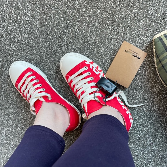 Burberry low top sneakers (Are for men but can be used as unisex) - Picture 2 of 4